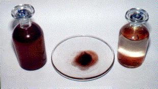 Próbka wody deszczowej (po lewej) i po opadnięciu cząstek (po prawej). Suszony osad (w środku)