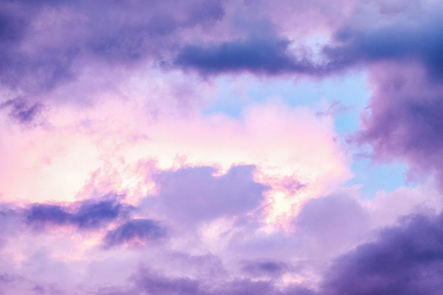 Rodzaje chmur na niebie - jak je odróżnić? co zwiastują?